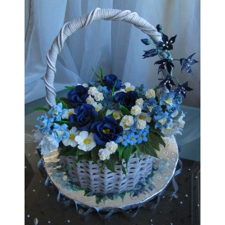 Торт "Корзина с синими, белыми и голубыми цветами"