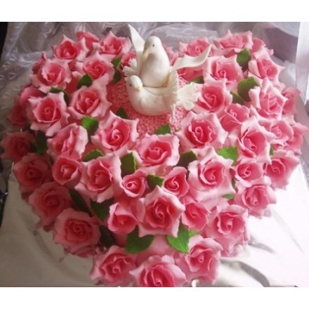 Торт на свадьбу "Голубки в розах"