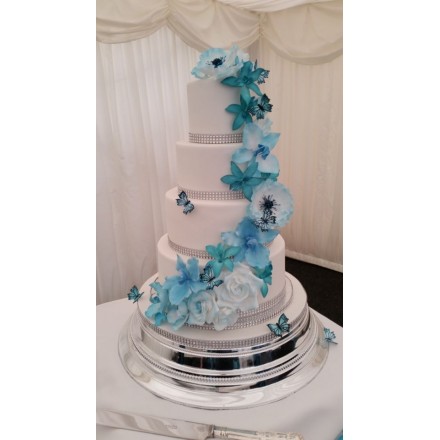 Свадебный торт "Голубые цветы и бабочки"