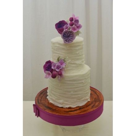 Свадебный торт "Фиолетовые цветы на белом фоне"