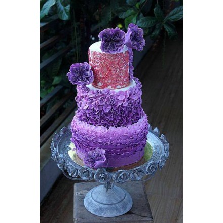 Эксклюзивный свадебный торт "Красивые фиолетовые цветы"