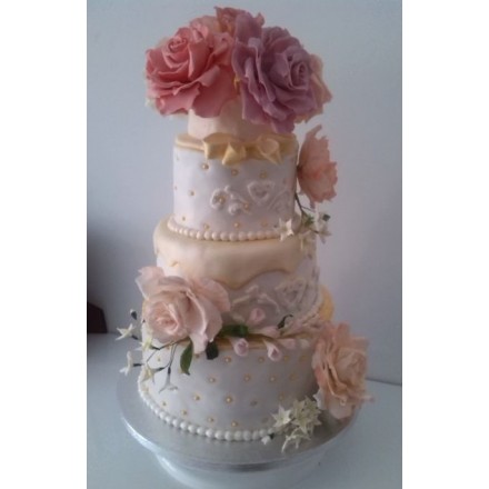 Свадебный торт "Розы с белыми цветочками"