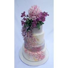 Свадебный торт "Пион среди фиолетовых цветов"