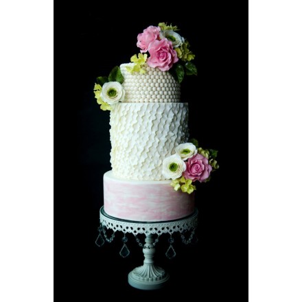 Свадебный торт "Изящество роз на бусах"