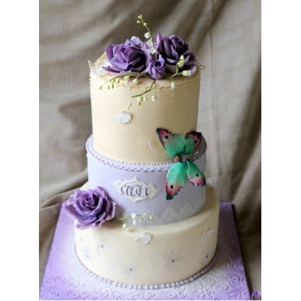 Свадебный торт "Фиолетовые розы с бабочками"