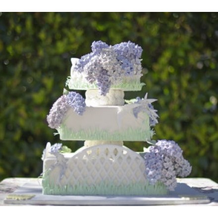 Свадебный торт "Сирень на белом заборе"
