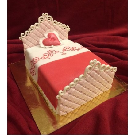 Торт на 14 февраля "Кровать для влюбленных"