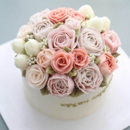 Торт с цветами из крема "Стильный букет невесты"