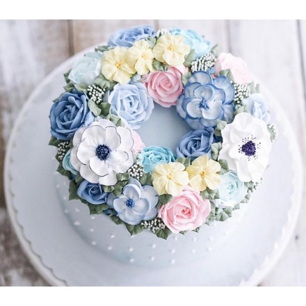 Торт с цветами из крема "Милая композиция цветов"