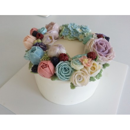 Торт с цветами из крема "Ягодки на красивых цветах"