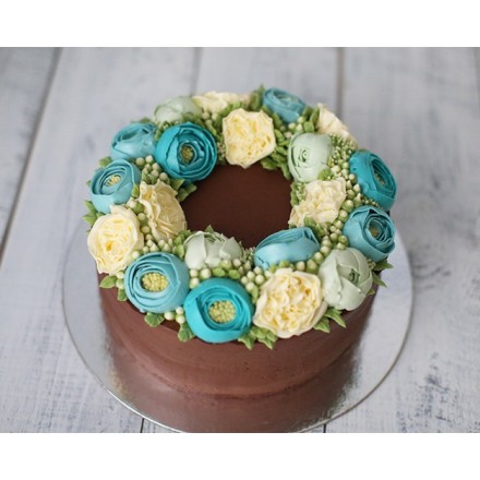 Торт с цветами из крема "Голубая прелесть"