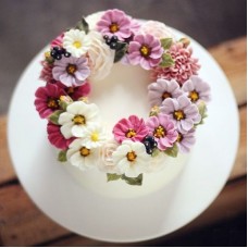 Торт с цветами из крема "Маленькие прелести"