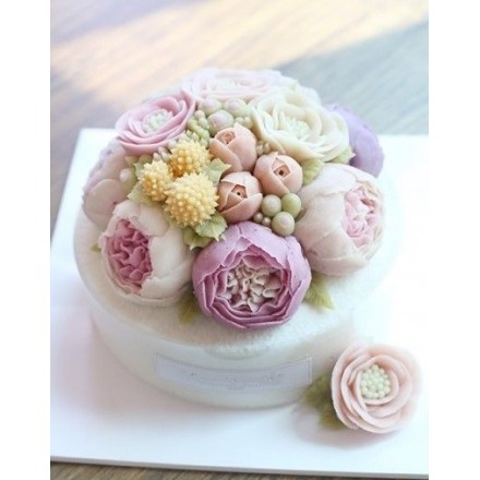 Торт с цветами из крема "Пышные нежные пионы"