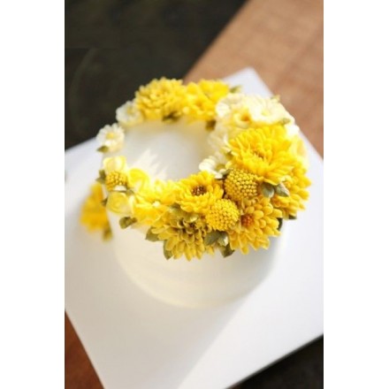 Торт с цветами из крема "Желтые хризантемы"