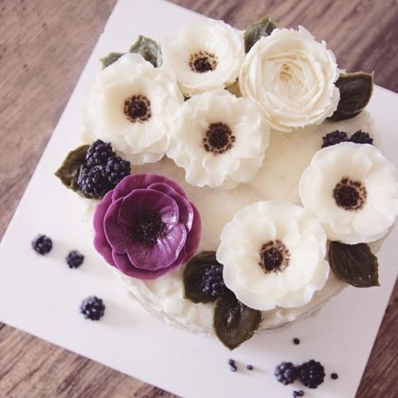 Торт с цветами из крема "Ягоды ежевики на цветах"