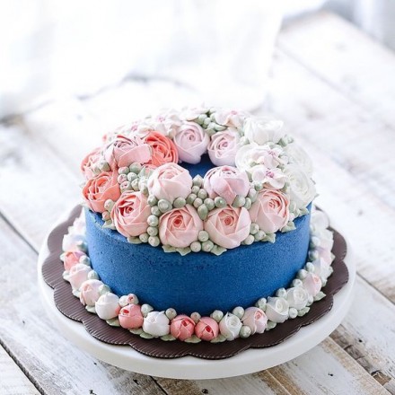 Торт с цветами из крема "Розочки на синем фоне"