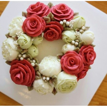 Торт с цветами из крема "Белые пионы и красные розы"
