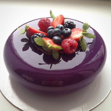 Торт с покрытием гляссаж "Ассорти ягод на глянце"