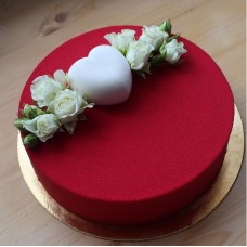 Торт с велюровым покрытием "Красный велюр и белое сердце"