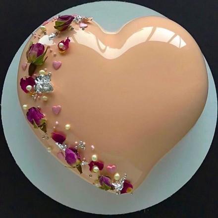 Торт с покрытием гляссаж "Нежное сердце с цветочками"