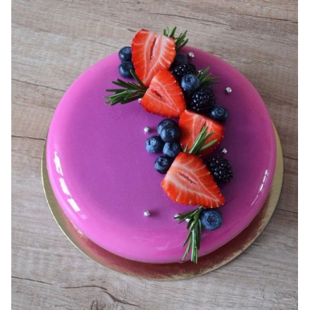 Торт с зеркальной глазурью "Сочные ягоды с розмарином"