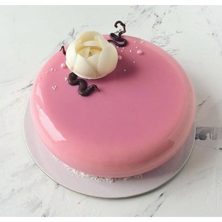 Торт с покрытием гляссаж "Нежный глянец и белый цветок"