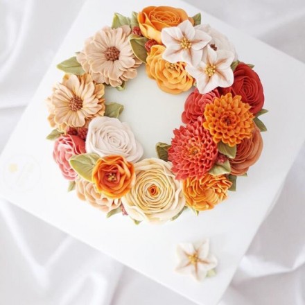 Торт с цветами из крема "Оранжевые цветочки"