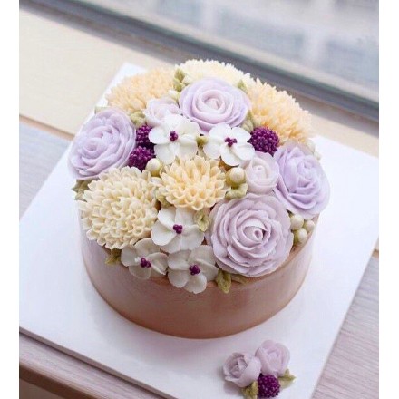 Торт с цветами из крема "Прекрасные нежные розы"